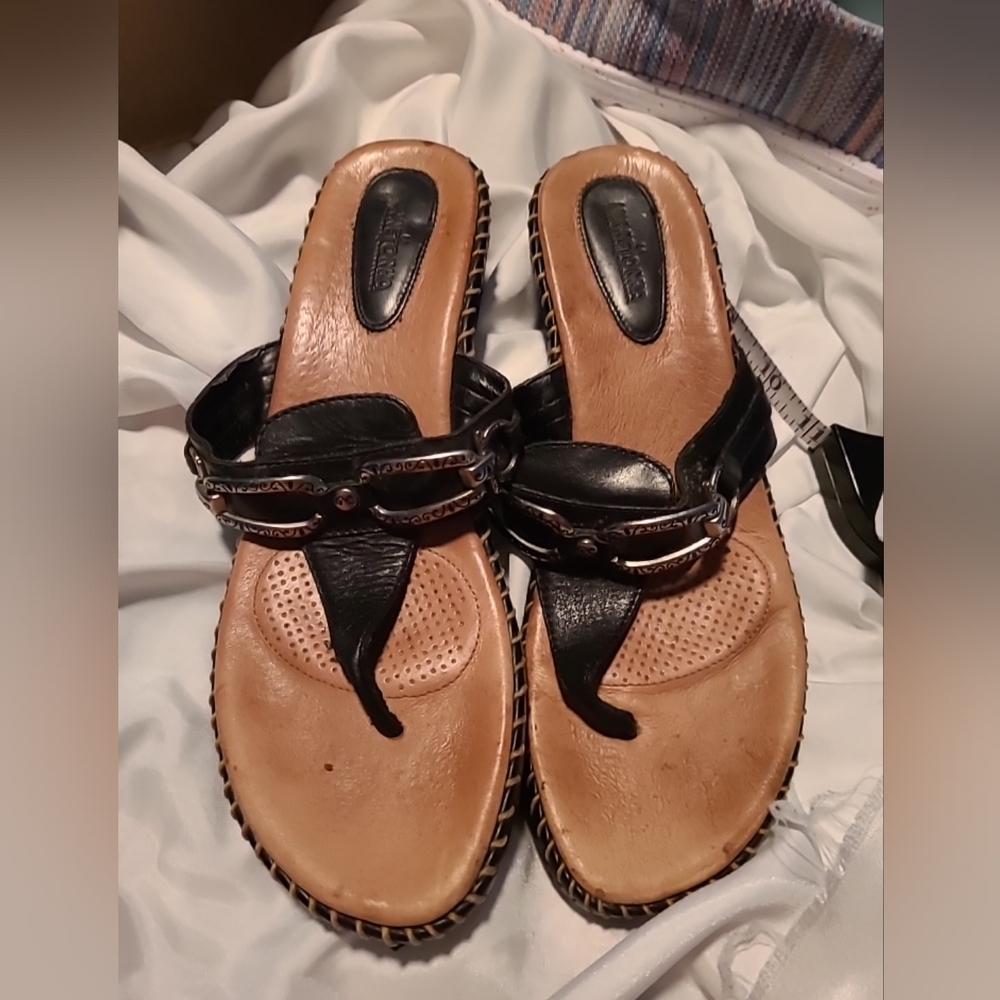 Size 9.5/10 Narrow Minnetonka healed sandal.